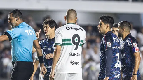 Jogadores em partida do Santos na Vila Belmiro diante do Coritiba. Foto: Abner Dourado/AGIF