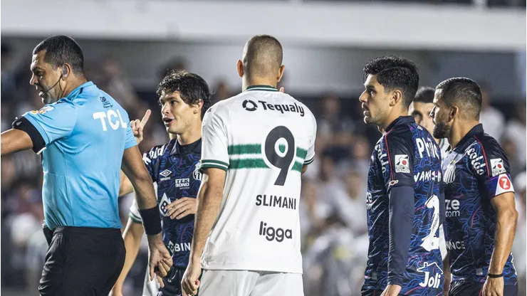 Jogadores em partida do Santos na Vila Belmiro diante do Coritiba. Foto: Abner Dourado/AGIF