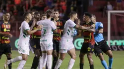Jogadores de Sport e Chapecoense discutem durante a partida. Foto: Rafael Vieira/AGIF
