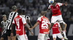 Internacional perdeu para o Botafogo em visita ao Rio de Janeiro no Brasileirão (Foto: Jorge Rodrigues/AGIF)