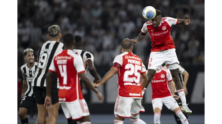 Internacional perdeu para o Botafogo em visita ao Rio de Janeiro no Brasileirão (Foto: Jorge Rodrigues/AGIF)