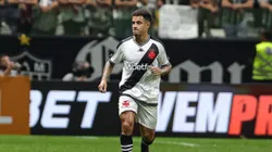 Meio-campista durante a partida com o Galo