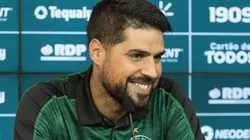 Robson Mafra/AGIF - Antônio Oliveira, treinador do Coxa.