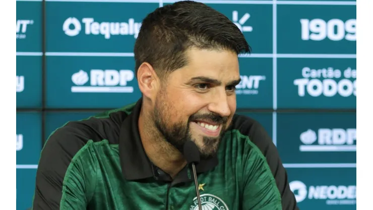 Robson Mafra/AGIF - Antônio Oliveira, treinador do Coxa.