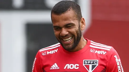 Foto: (Marcello Zambrana/AGIF) – Torcedores do Palmeiras usaram Daniel Alves no São Paulo como argumento para responder Arnaldo Ribeiro, que criticou a contratação de um reforço do Palmeiras