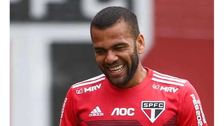 Foto: (Marcello Zambrana/AGIF) - Torcedores do Palmeiras usaram Daniel Alves no São Paulo como argumento para responder Arnaldo Ribeiro, que criticou a contratação de um reforço do Palmeiras