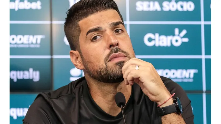 Foto: Robson Mafra/AGIF - António Oliveira: treinador definiu escalação do Coritiba