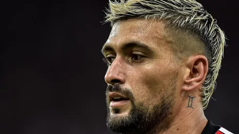 Arrascaeta deve perder os dois jogos da final – Foto: Thiago Ribeiro/AGIF