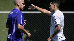 Foto: Gustavo Aleixo/Cruzeiro - Pepa conversa com Wallisson durante treino no Cruzeiro