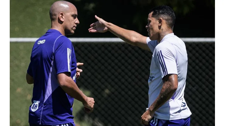 Foto: Gustavo Aleixo/Cruzeiro - Pepa conversa com Wallisson durante treino no Cruzeiro