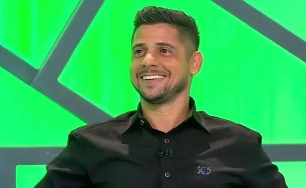 Cicinho vai substituir Denílson no Jogo Aberto – Foto: Reprodução/SBT