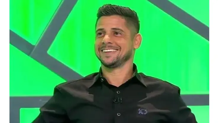Cicinho vai substituir Denílson no Jogo Aberto - Foto: Reprodução/SBT