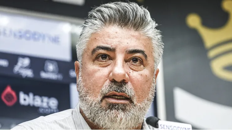 Alexandre Gallo deve concluir venda de defensor nos próximos dias.