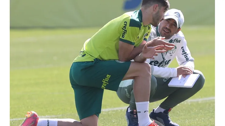 Foto: Cesar Greco - Matías Viña em papo com Abel Ferreira em 2021 quando ainda defendia o Palmeiras