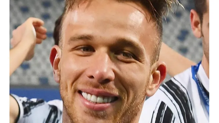 - Arthur, meio-campista brasileiro