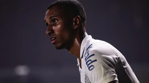 Lucas BRaga em ação pelo Santos - Foto: Ettore Chiereguini/AGIF -