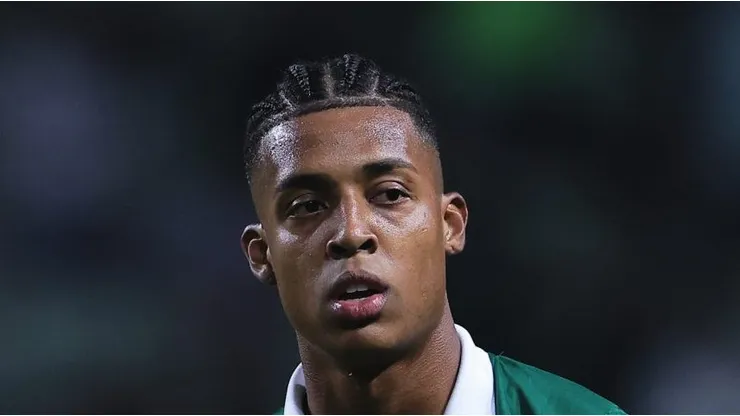 Vanderlan durante partida contra o Atlético-GO. Lateral vai ganhar sequência no Verdão.