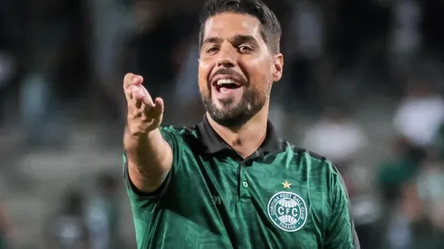 Foto: (Robson Mafra/AGIF) - António Oliveira deve receber reforços no Coritiba para o Brasileirão