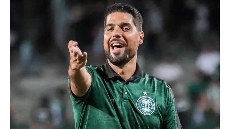Foto: (Robson Mafra/AGIF) - António Oliveira deve receber reforços no Coritiba para o Brasileirão