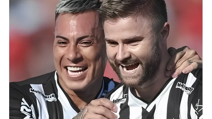 Vargas e Sasha com a camisa do Galo - Foto: Pedro Souza/Atlético-MG
