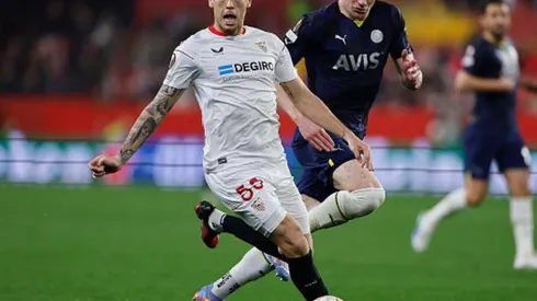 Manu Reino/DeFodi Images via Getty Images - Lucas Ocampos em lance no primeiro jogo entre Sevilla e Fenerbahçe
