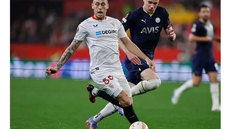 Manu Reino/DeFodi Images via Getty Images - Lucas Ocampos em lance no primeiro jogo entre Sevilla e Fenerbahçe