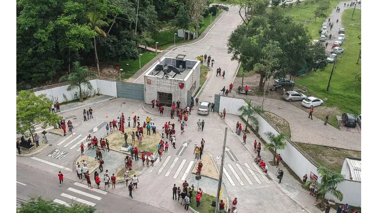 Torcedores em frente ao Ninho do Urubu (Foto: Allan Carvalho/AGIF)