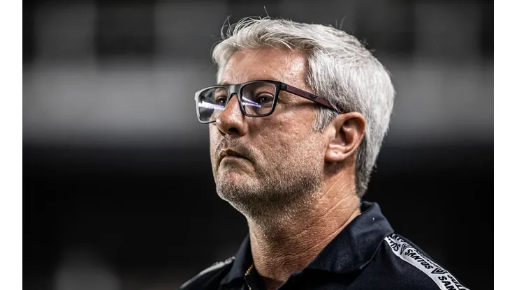 Foto: Raul Baretta / Santos FC / Divulgação - Odair Hellmann: técnico expôs as dificuldades do Santos para contratar