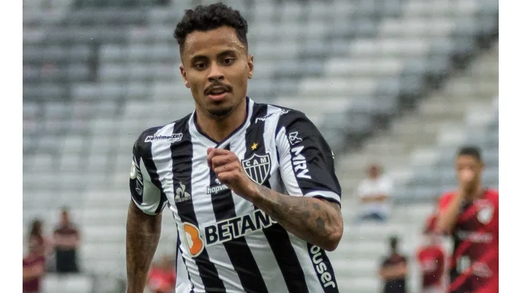 Foto: Robson Mafra/AGIF - Allan: volante tem futuro incerto no Atlético