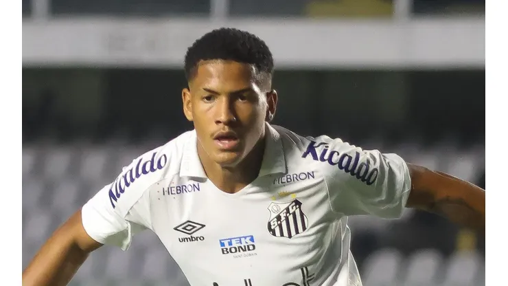 Agif/Fernanda Luz - Ângelo dá assistência pelo Santos