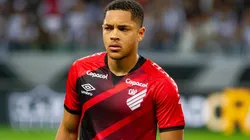 Foto: Fernando Moreno/AGIF - Vitor Roque é alvo do Barcelona no mercado