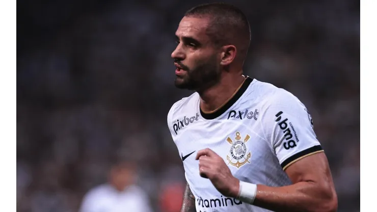 Foto: (Ettore Chiereguini/AGIF) - Renato Augusto sofreu um estiramento no ligamento colateral medial do joelho direito e virou desfalque no Corinthians