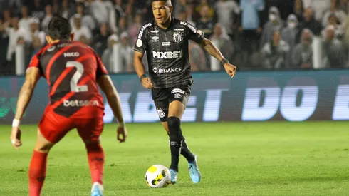 Foto: Fernanda Luz/AGIF - Ângelo busca o primeiro gol na Vila Belmiro