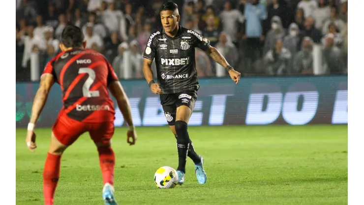 Foto: Fernanda Luz/AGIF - Ângelo busca o primeiro gol na Vila Belmiro
