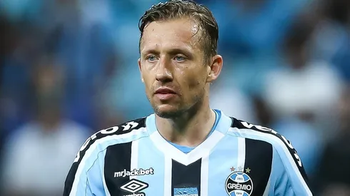 Foto: Pedro H. Tesch/AGIF - Lucas está afastado neste momento no Grêmio.
