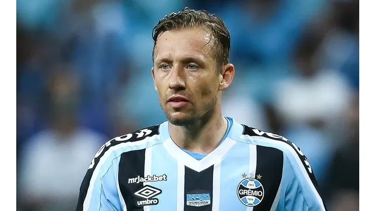 Foto: Pedro H. Tesch/AGIF - Lucas está afastado neste momento no Grêmio.
