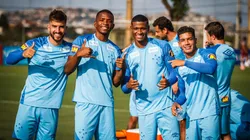 Foto: Vinnicius Silva/Cruzeiro - Cacá (segundo da esq. para dir.) foi tentado mais uma vez pelo Cruzeiro na janela