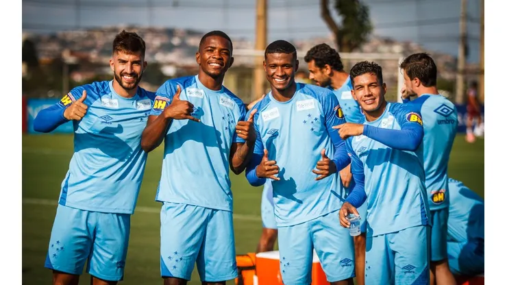 Foto: Vinnicius Silva/Cruzeiro - Cacá (segundo da esq. para dir.) foi tentado mais uma vez pelo Cruzeiro na janela