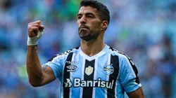 Luís Suárez com a camisa do Grêmio - Foto: Maxi Franzoi/AGIF
