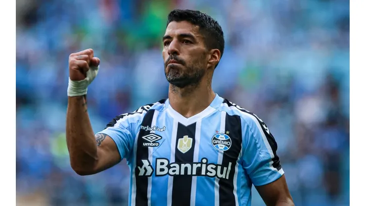 Luís Suárez com a camisa do Grêmio - Foto: Maxi Franzoi/AGIF