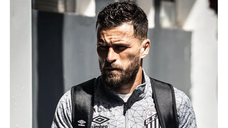 Foto: (Raul Baretta/Santos FC) - O Vasco está interessado em um companheiro de meio-campo de Lucas Lima no Santos