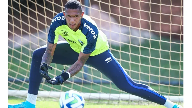 Foto: Lucas Uebel/Grêmio/Divulgação - Adriel: goleiro virou titular do Grêmio em 2023