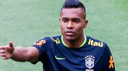 Foto: Marcello Zambrana/AGIF - Alex Sandro é um sonho do Santos.