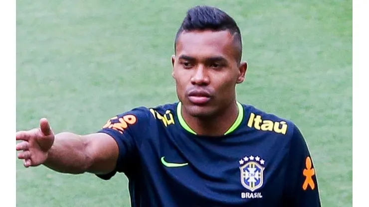 Foto: Marcello Zambrana/AGIF - Alex Sandro é um sonho do Santos.
