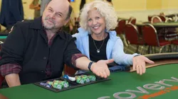 Jason Alexander e Nancy Allen em mesa de poker (Foto: Divulgação/WeSPARK)