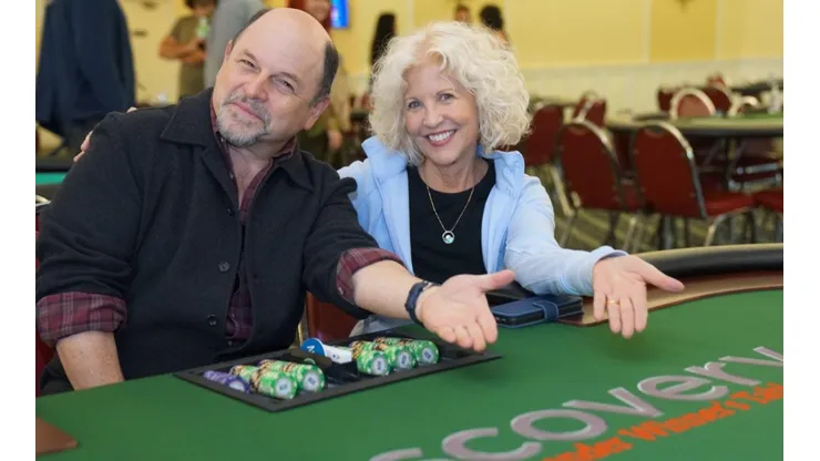 Jason Alexander e Nancy Allen em mesa de poker (Foto: Divulgação/WeSPARK)