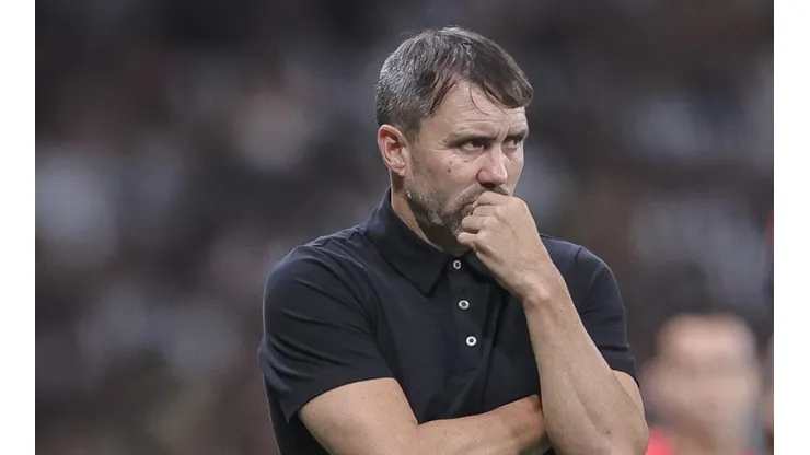 Coudet perde a paciência e manda recado para elenco do Galo