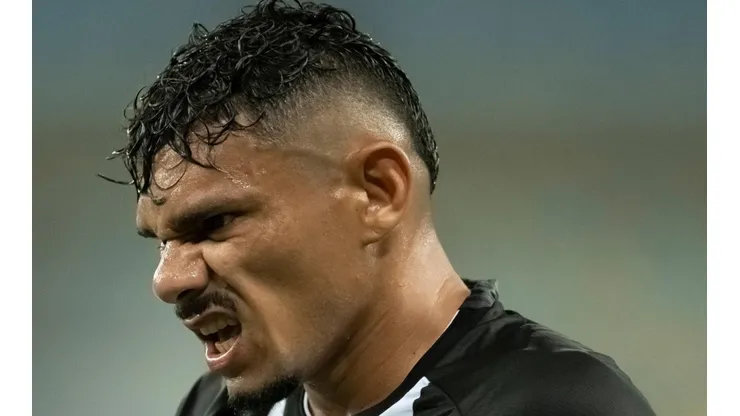 Bomba sobre Tiquinho chega ao Botafogo que trabalha para reverter situação