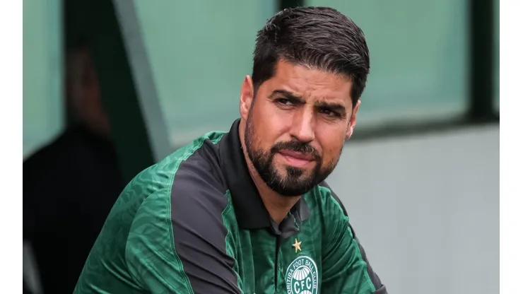 Foto: Robson Mafra/AGIF - António Oliveira tem decisão para tomar no Coritiba