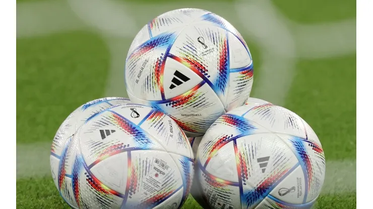 Bola da Copa do Mundo carregando na tomada no Catar 'quebra' Web